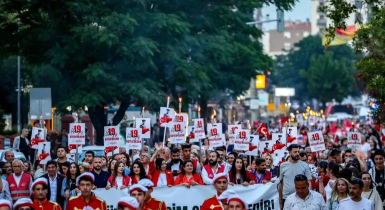 19 MAYIS MEŞALELERİ BAYRAKLI'YI AYDINLATI