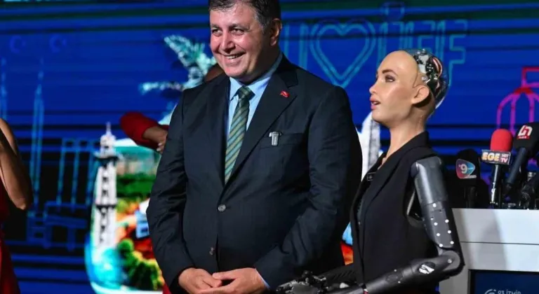 93. İEF’e insansı robot Sophia damga vurdu