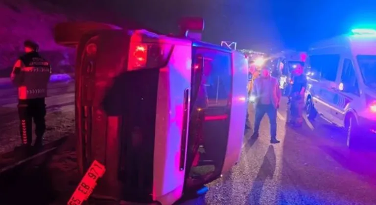 ALİAĞA'DA MİNİBÜS TAKLA ATTI  1 ÖLÜ, 10 YARALI