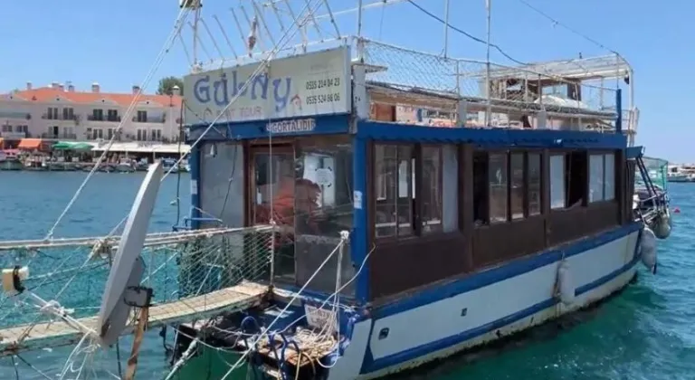 FOÇA'DA BABA YADİGARI TEKNESİ MAHKEME SONUCUNU BEKLERKEN BATTI