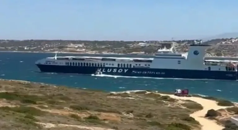 ÇEŞME'DE NAKLİYE GEMİSİ KARAYA ÇIKIYORDU