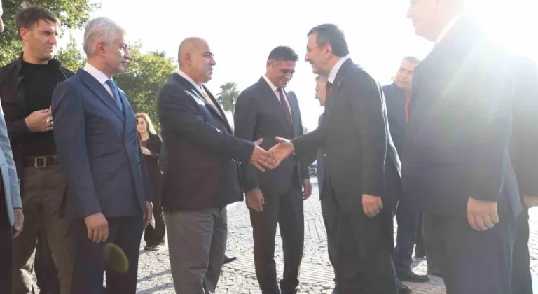 Cumhurbaşkanı Yardımcısı Cevdet Yılmaz, İzmir ziyareti kapsamında Valiliği ziyaret etti.