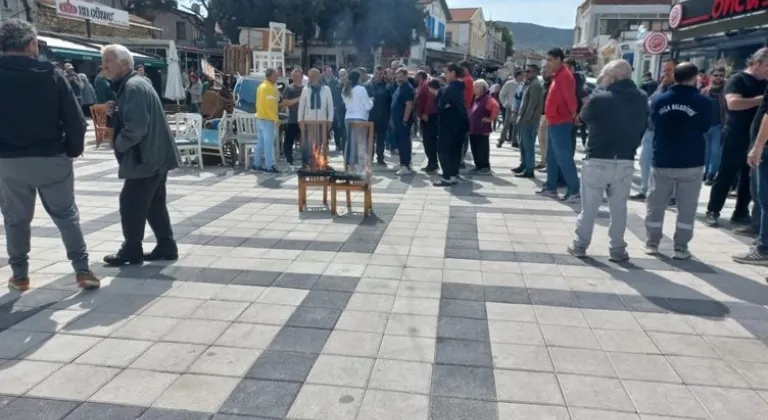 FOÇA'DA ESNAF BELEDİYE'YE TEPKİ OLARAK SANDALYE YAKTI