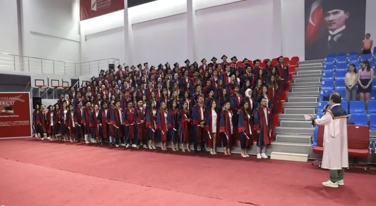 Genç diş hekimlerinin mezuniyet coşkusu