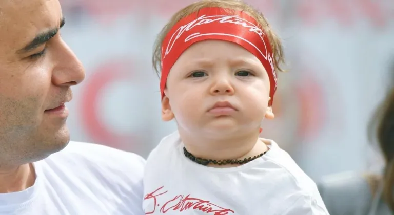 İZMİR CUMHURİYET MEYDANINDA RENGARENK COŞKU