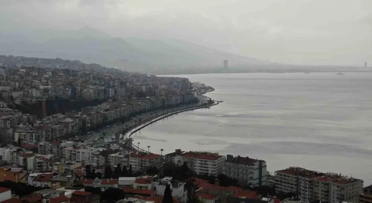 İZMİR'E SİS DEĞİL ÇÖL TOZU BULUTU ÇÖKTÜ