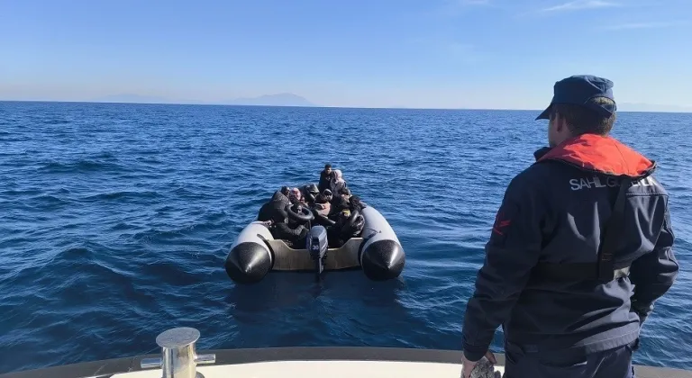 İZMİR'DE 55 GÖÇMEN KURTARILDI