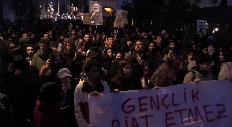 İzmir’de öğrencilerden protesto yürüyüşü: “Bu ülkenin gençliği, biat etmeyecek”