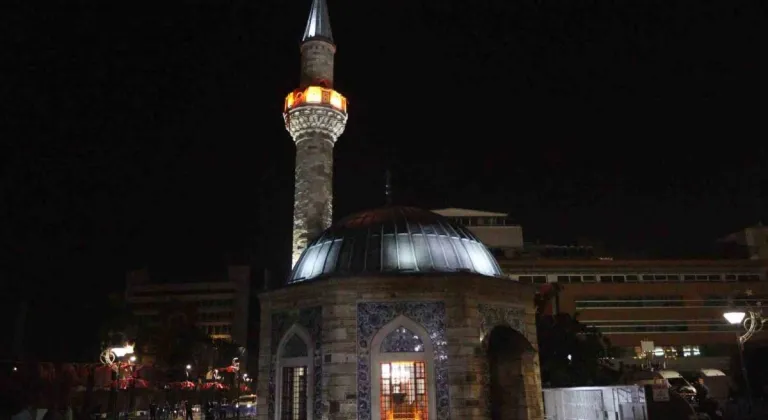 İzmir’de tüm camilerden aynı anda sela sesleri yükseldi