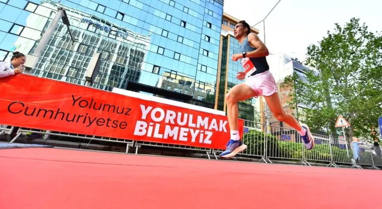 İZMİR'İN HER YANINDA BAYRAM COŞKUSU VAR