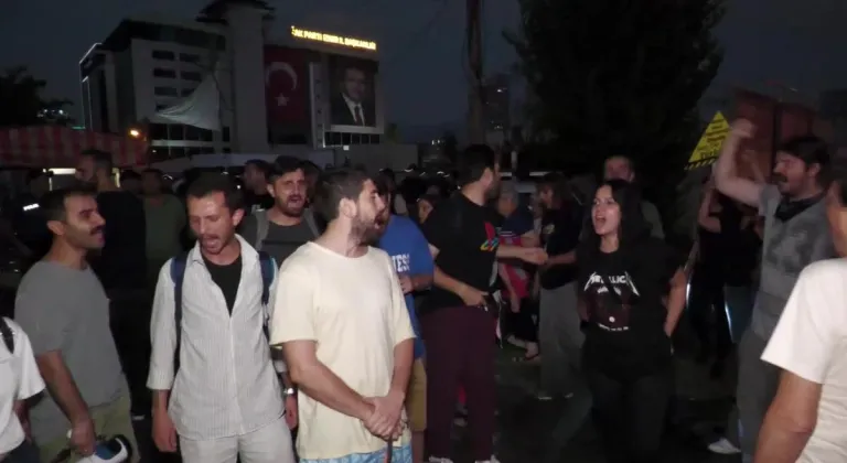 İZMİRLİ HAYVANSEVERLER AKP'Yİ PROTESTO ETTİ