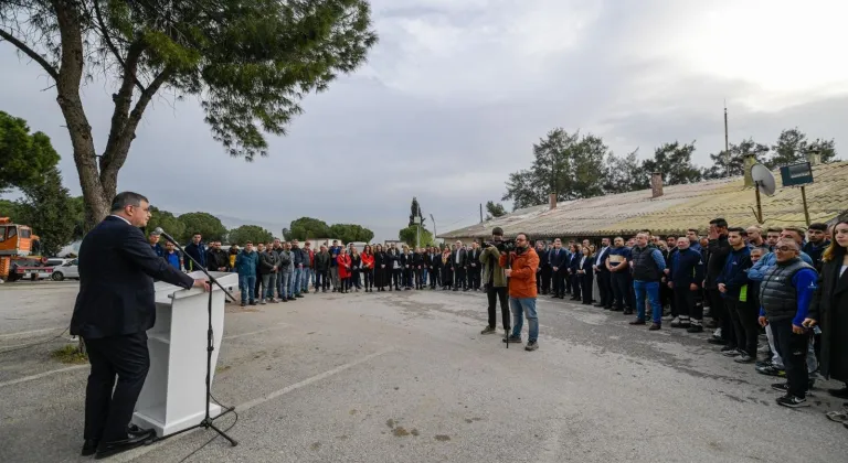 BAŞKAN TUGAY PARK VE BAHÇELER DAİRESİ ÇALIŞANLARIYLA BAYRAMLAŞTI