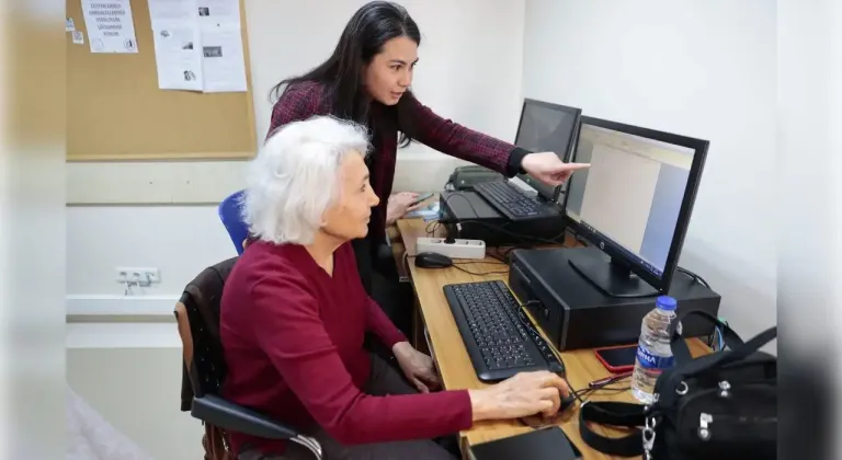 KONAK'TA YAŞLILARA AKILLI TELEFON KURSU
