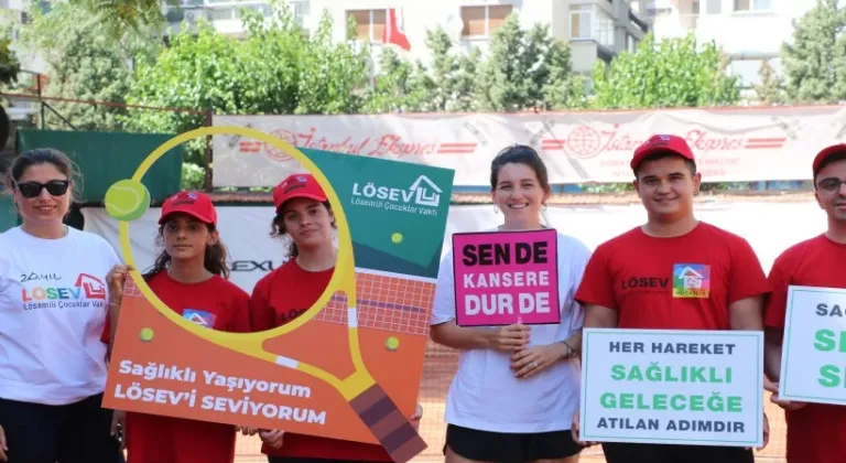 Milli sporcudan lösemiyi atlatan gençlere tenis eğitimi