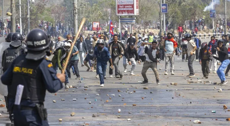Nepal’de monarşi destekçileri polisle çatıştı: 2 ölü