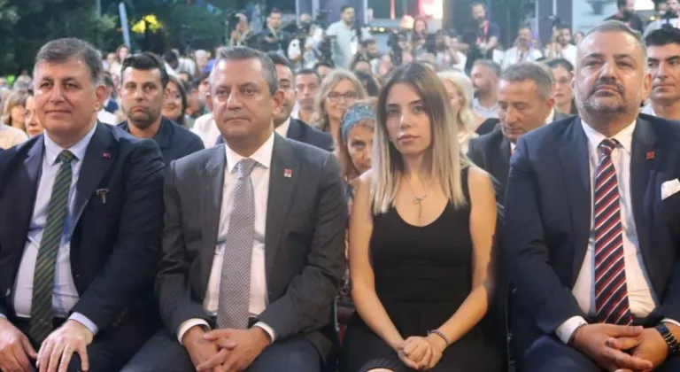 Özgür Özel , Alenen Hakaret Yağdıran Dilruba'yı Onur Konuğu Yaptı