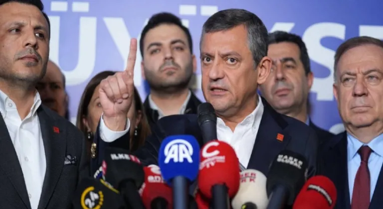 ÖZGÜR ÖZEL'DEN SERT ÇIKIŞ : YIKIN GEÇİN !