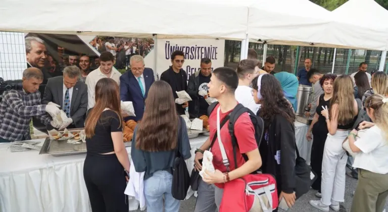 Rektör Prof. Dr. Budak, öğrencileri çay, gevrek ve boyozla karşıladı