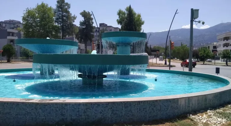 Tire Belediyesi’nden süs havuzlarında bakım çalışması