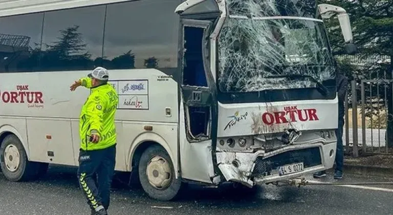 Uşak'ta işçileri taşıyan servisler çarpıştı ! 20 Yaralı var