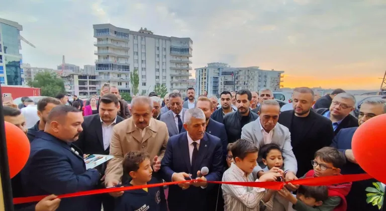 VEYSEL ŞAHİN MENEMEN'DE KURDELE KESTİ